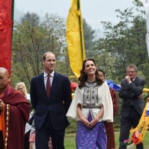 Le prince William, duc de Cambridge, et Kate Catherine Middleton, duchesse de Cambridge, arrivent à la cérémonie de bienvenue au monastère Tashichhodzong à Thimphu, à l'occasion de leur voyage au Bhoutan. Le couple princier sera reçu en audience privée par le roi Jigme Khesar Namgyel Wangchuck et la reine Jetsun Pema. Le 14 avril 2016  14 April 2016. Prince William, Duke of Cambridge and his wife Catherine, Duchess of Cambridge with King Jigme Khesar Namgyel Wangchuck and Queen Jetson Pema at a Buddhist Temple inside the Tashichodzong in Thimphu.14/04/2016 - Thimphu