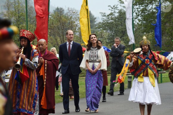 Le prince William, duc de Cambridge, et Kate Catherine Middleton, duchesse de Cambridge, arrivent à la cérémonie de bienvenue au monastère Tashichhodzong à Thimphu, à l'occasion de leur voyage au Bhoutan. Le couple princier sera reçu en audience privée par le roi Jigme Khesar Namgyel Wangchuck et la reine Jetsun Pema. Le 14 avril 2016  14 April 2016. Prince William, Duke of Cambridge and his wife Catherine, Duchess of Cambridge with King Jigme Khesar Namgyel Wangchuck and Queen Jetson Pema at a Buddhist Temple inside the Tashichodzong in Thimphu.14/04/2016 - Thimphu