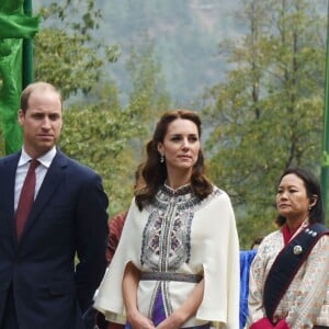 Le prince William, duc de Cambridge, et Kate Catherine Middleton, duchesse de Cambridge, arrivent à la cérémonie de bienvenue au monastère Tashichhodzong à Thimphu, à l'occasion de leur voyage au Bhoutan. Le couple princier sera reçu en audience privée par le roi Jigme Khesar Namgyel Wangchuck et la reine Jetsun Pema. Le 14 avril 2016  14 April 2016. Prince William, Duke of Cambridge and his wife Catherine, Duchess of Cambridge with King Jigme Khesar Namgyel Wangchuck and Queen Jetson Pema at a Buddhist Temple inside the Tashichodzong in Thimphu.14/04/2016 - Thimphu