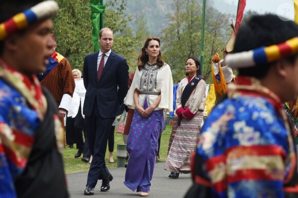 Le prince William, duc de Cambridge, et Kate Catherine Middleton, duchesse de Cambridge, arrivent à la cérémonie de bienvenue au monastère Tashichhodzong à Thimphu, à l'occasion de leur voyage au Bhoutan. Le couple princier sera reçu en audience privée par le roi Jigme Khesar Namgyel Wangchuck et la reine Jetsun Pema. Le 14 avril 2016  14 April 2016. Prince William, Duke of Cambridge and his wife Catherine, Duchess of Cambridge with King Jigme Khesar Namgyel Wangchuck and Queen Jetson Pema at a Buddhist Temple inside the Tashichodzong in Thimphu.14/04/2016 - Thimphu