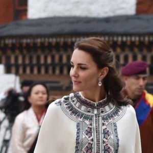 Le prince William, duc de Cambridge, et Kate Catherine Middleton, duchesse de Cambridge, arrivent à la cérémonie de bienvenue au monastère Tashichhodzong à Thimphu, à l'occasion de leur voyage au Bhoutan. Le couple princier sera reçu en audience privée par le roi Jigme Khesar Namgyel Wangchuck et la reine Jetsun Pema. Le 14 avril 2016  14 April 2016. Prince William, Duke of Cambridge and his wife Catherine, Duchess of Cambridge with King Jigme Khesar Namgyel Wangchuck and Queen Jetson Pema at a Buddhist Temple inside the Tashichodzong in Thimphu.14/04/2016 - Thimphu