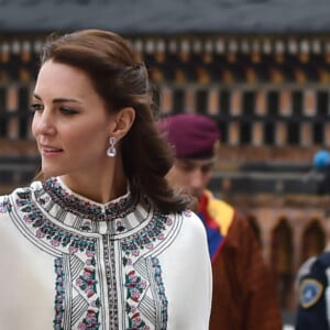 Le prince William, duc de Cambridge, et Kate Catherine Middleton, duchesse de Cambridge, arrivent à la cérémonie de bienvenue au monastère Tashichhodzong à Thimphu, à l'occasion de leur voyage au Bhoutan. Le couple princier sera reçu en audience privée par le roi Jigme Khesar Namgyel Wangchuck et la reine Jetsun Pema. Le 14 avril 2016  14 April 2016. Prince William, Duke of Cambridge and his wife Catherine, Duchess of Cambridge with King Jigme Khesar Namgyel Wangchuck and Queen Jetson Pema at a Buddhist Temple inside the Tashichodzong in Thimphu.14/04/2016 - Thimphu