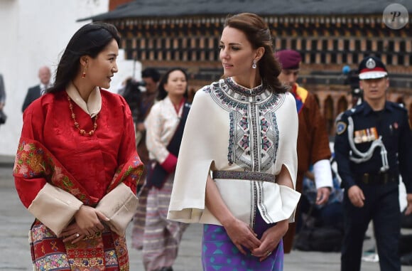 Le prince William, duc de Cambridge, et Kate Catherine Middleton, duchesse de Cambridge, arrivent à la cérémonie de bienvenue au monastère Tashichhodzong à Thimphu, à l'occasion de leur voyage au Bhoutan. Le couple princier sera reçu en audience privée par le roi Jigme Khesar Namgyel Wangchuck et la reine Jetsun Pema. Le 14 avril 2016  14 April 2016. Prince William, Duke of Cambridge and his wife Catherine, Duchess of Cambridge with King Jigme Khesar Namgyel Wangchuck and Queen Jetson Pema at a Buddhist Temple inside the Tashichodzong in Thimphu.14/04/2016 - Thimphu