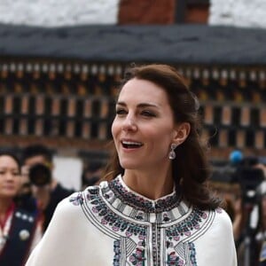 Le prince William, duc de Cambridge, et Kate Catherine Middleton, duchesse de Cambridge, arrivent à la cérémonie de bienvenue au monastère Tashichhodzong à Thimphu, à l'occasion de leur voyage au Bhoutan. Le couple princier sera reçu en audience privée par le roi Jigme Khesar Namgyel Wangchuck et la reine Jetsun Pema. Le 14 avril 2016  14 April 2016. Prince William, Duke of Cambridge and his wife Catherine, Duchess of Cambridge with King Jigme Khesar Namgyel Wangchuck and Queen Jetson Pema at a Buddhist Temple inside the Tashichodzong in Thimphu.14/04/2016 - Thimphu