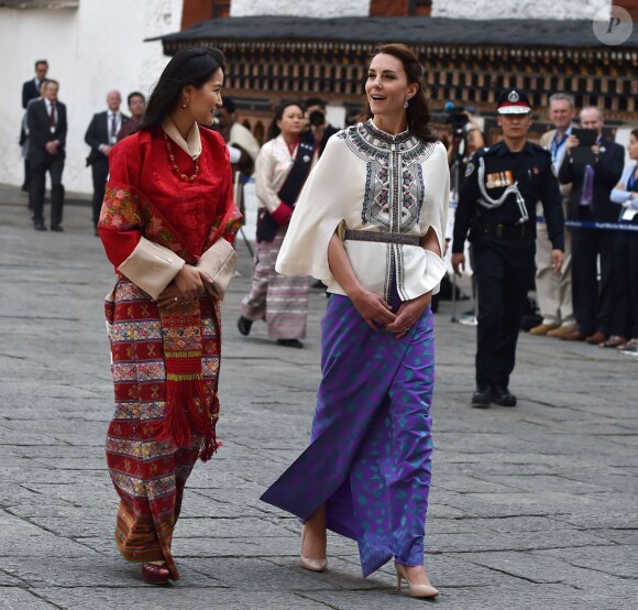 Le prince William, duc de Cambridge, et Kate Catherine Middleton, duchesse de Cambridge, arrivent à la cérémonie de bienvenue au monastère Tashichhodzong à Thimphu, à l'occasion de leur voyage au Bhoutan. Le couple princier sera reçu en audience privée par le roi Jigme Khesar Namgyel Wangchuck et la reine Jetsun Pema. Le 14 avril 2016  14 April 2016. Prince William, Duke of Cambridge and his wife Catherine, Duchess of Cambridge with King Jigme Khesar Namgyel Wangchuck and Queen Jetson Pema at a Buddhist Temple inside the Tashichodzong in Thimphu.14/04/2016 - Thimphu