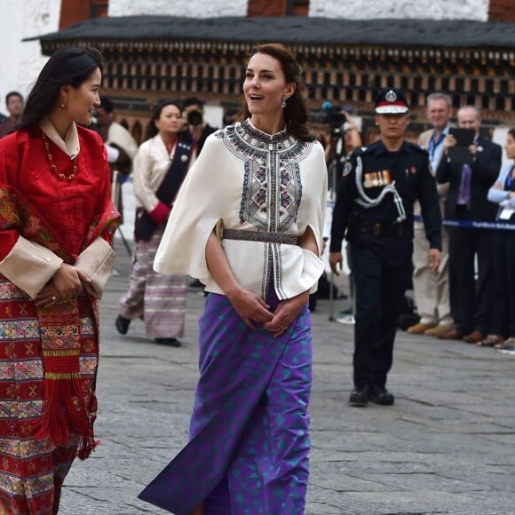 Le prince William, duc de Cambridge, et Kate Catherine Middleton, duchesse de Cambridge, arrivent à la cérémonie de bienvenue au monastère Tashichhodzong à Thimphu, à l'occasion de leur voyage au Bhoutan. Le couple princier sera reçu en audience privée par le roi Jigme Khesar Namgyel Wangchuck et la reine Jetsun Pema. Le 14 avril 2016  14 April 2016. Prince William, Duke of Cambridge and his wife Catherine, Duchess of Cambridge with King Jigme Khesar Namgyel Wangchuck and Queen Jetson Pema at a Buddhist Temple inside the Tashichodzong in Thimphu.14/04/2016 - Thimphu