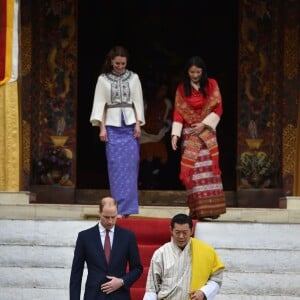 Le prince William, duc de Cambridge, et Kate Catherine Middleton, duchesse de Cambridge, arrivent à la cérémonie de bienvenue au monastère Tashichhodzong à Thimphu, à l'occasion de leur voyage au Bhoutan. Le couple princier sera reçu en audience privée par le roi Jigme Khesar Namgyel Wangchuck et la reine Jetsun Pema. Le 14 avril 2016  14 April 2016. Prince William, Duke of Cambridge and his wife Catherine, Duchess of Cambridge with King Jigme Khesar Namgyel Wangchuck and Queen Jetson Pema at a Buddhist Temple inside the Tashichodzong in Thimphu.14/04/2016 - Thimphu