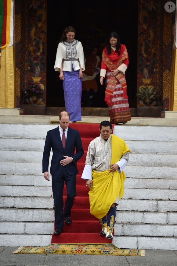 Le prince William, duc de Cambridge, et Kate Catherine Middleton, duchesse de Cambridge, arrivent à la cérémonie de bienvenue au monastère Tashichhodzong à Thimphu, à l'occasion de leur voyage au Bhoutan. Le couple princier sera reçu en audience privée par le roi Jigme Khesar Namgyel Wangchuck et la reine Jetsun Pema. Le 14 avril 2016  14 April 2016. Prince William, Duke of Cambridge and his wife Catherine, Duchess of Cambridge with King Jigme Khesar Namgyel Wangchuck and Queen Jetson Pema at a Buddhist Temple inside the Tashichodzong in Thimphu.14/04/2016 - Thimphu