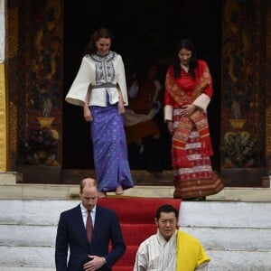 Le prince William, duc de Cambridge, et Kate Catherine Middleton, duchesse de Cambridge, arrivent à la cérémonie de bienvenue au monastère Tashichhodzong à Thimphu, à l'occasion de leur voyage au Bhoutan. Le couple princier sera reçu en audience privée par le roi Jigme Khesar Namgyel Wangchuck et la reine Jetsun Pema. Le 14 avril 2016  14 April 2016. Prince William, Duke of Cambridge and his wife Catherine, Duchess of Cambridge with King Jigme Khesar Namgyel Wangchuck and Queen Jetson Pema at a Buddhist Temple inside the Tashichodzong in Thimphu.14/04/2016 - Thimphu