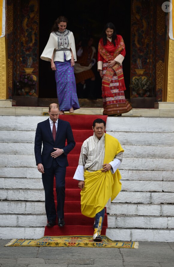 Le prince William, duc de Cambridge, et Kate Catherine Middleton, duchesse de Cambridge, arrivent à la cérémonie de bienvenue au monastère Tashichhodzong à Thimphu, à l'occasion de leur voyage au Bhoutan. Le couple princier sera reçu en audience privée par le roi Jigme Khesar Namgyel Wangchuck et la reine Jetsun Pema. Le 14 avril 2016  14 April 2016. Prince William, Duke of Cambridge and his wife Catherine, Duchess of Cambridge with King Jigme Khesar Namgyel Wangchuck and Queen Jetson Pema at a Buddhist Temple inside the Tashichodzong in Thimphu.14/04/2016 - Thimphu