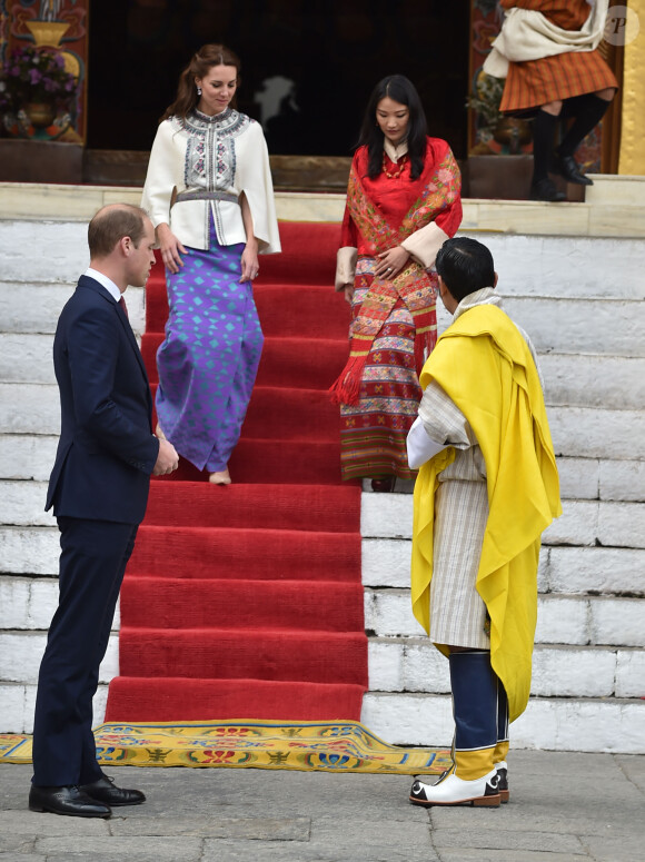 Le prince William, duc de Cambridge, et Kate Catherine Middleton, duchesse de Cambridge, arrivent à la cérémonie de bienvenue au monastère Tashichhodzong à Thimphu, à l'occasion de leur voyage au Bhoutan. Le couple princier sera reçu en audience privée par le roi Jigme Khesar Namgyel Wangchuck et la reine Jetsun Pema. Le 14 avril 2016  14 April 2016. Prince William, Duke of Cambridge and his wife Catherine, Duchess of Cambridge with King Jigme Khesar Namgyel Wangchuck and Queen Jetson Pema at a Buddhist Temple inside the Tashichodzong in Thimphu.14/04/2016 - Thimphu
