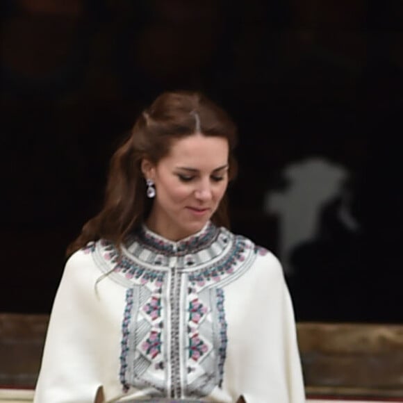 Le prince William, duc de Cambridge, et Kate Catherine Middleton, duchesse de Cambridge, arrivent à la cérémonie de bienvenue au monastère Tashichhodzong à Thimphu, à l'occasion de leur voyage au Bhoutan. Le couple princier sera reçu en audience privée par le roi Jigme Khesar Namgyel Wangchuck et la reine Jetsun Pema. Le 14 avril 2016  14 April 2016. Prince William, Duke of Cambridge and his wife Catherine, Duchess of Cambridge with King Jigme Khesar Namgyel Wangchuck and Queen Jetson Pema at a Buddhist Temple inside the Tashichodzong in Thimphu.14/04/2016 - Thimphu