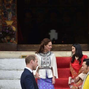 Le prince William, duc de Cambridge, et Kate Catherine Middleton, duchesse de Cambridge, arrivent à la cérémonie de bienvenue au monastère Tashichhodzong à Thimphu, à l'occasion de leur voyage au Bhoutan. Le couple princier sera reçu en audience privée par le roi Jigme Khesar Namgyel Wangchuck et la reine Jetsun Pema. Le 14 avril 2016  14 April 2016. Prince William, Duke of Cambridge and his wife Catherine, Duchess of Cambridge with King Jigme Khesar Namgyel Wangchuck and Queen Jetson Pema at a Buddhist Temple inside the Tashichodzong in Thimphu.14/04/2016 - Thimphu