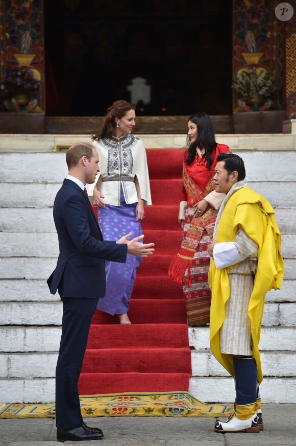 Le prince William, duc de Cambridge, et Kate Catherine Middleton, duchesse de Cambridge, arrivent à la cérémonie de bienvenue au monastère Tashichhodzong à Thimphu, à l'occasion de leur voyage au Bhoutan. Le couple princier sera reçu en audience privée par le roi Jigme Khesar Namgyel Wangchuck et la reine Jetsun Pema. Le 14 avril 2016  14 April 2016. Prince William, Duke of Cambridge and his wife Catherine, Duchess of Cambridge with King Jigme Khesar Namgyel Wangchuck and Queen Jetson Pema at a Buddhist Temple inside the Tashichodzong in Thimphu.14/04/2016 - Thimphu