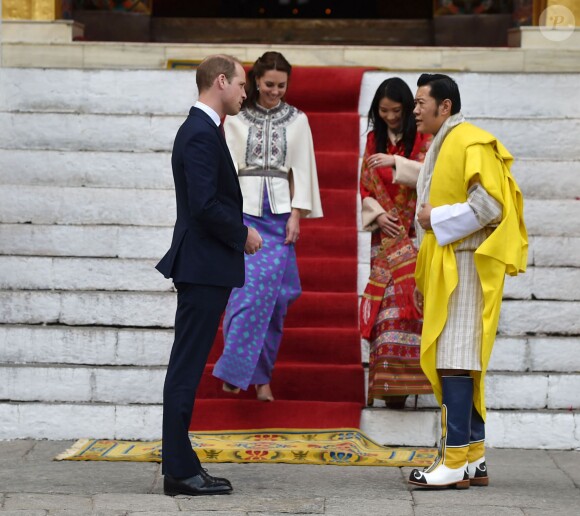 Le prince William, duc de Cambridge, et Kate Catherine Middleton, duchesse de Cambridge, arrivent à la cérémonie de bienvenue au monastère Tashichhodzong à Thimphu, à l'occasion de leur voyage au Bhoutan. Le couple princier sera reçu en audience privée par le roi Jigme Khesar Namgyel Wangchuck et la reine Jetsun Pema. Le 14 avril 2016  14 April 2016. Prince William, Duke of Cambridge and his wife Catherine, Duchess of Cambridge with King Jigme Khesar Namgyel Wangchuck and Queen Jetson Pema at a Buddhist Temple inside the Tashichodzong in Thimphu.14/04/2016 - Thimphu