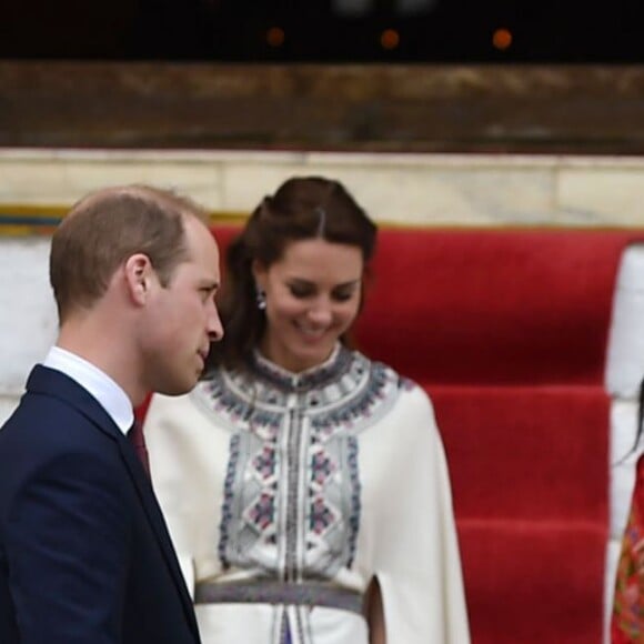 Le prince William, duc de Cambridge, et Kate Catherine Middleton, duchesse de Cambridge, arrivent à la cérémonie de bienvenue au monastère Tashichhodzong à Thimphu, à l'occasion de leur voyage au Bhoutan. Le couple princier sera reçu en audience privée par le roi Jigme Khesar Namgyel Wangchuck et la reine Jetsun Pema. Le 14 avril 2016  14 April 2016. Prince William, Duke of Cambridge and his wife Catherine, Duchess of Cambridge with King Jigme Khesar Namgyel Wangchuck and Queen Jetson Pema at a Buddhist Temple inside the Tashichodzong in Thimphu.14/04/2016 - Thimphu