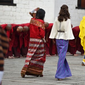 Le prince William, duc de Cambridge, et Kate Catherine Middleton, duchesse de Cambridge, arrivent à la cérémonie de bienvenue au monastère Tashichhodzong à Thimphu, à l'occasion de leur voyage au Bhoutan. Le couple princier sera reçu en audience privée par le roi Jigme Khesar Namgyel Wangchuck et la reine Jetsun Pema. Le 14 avril 2016  14 April 2016. Prince William, Duke of Cambridge and his wife Catherine, Duchess of Cambridge with King Jigme Khesar Namgyel Wangchuck and Queen Jetson Pema at a Buddhist Temple inside the Tashichodzong in Thimphu.14/04/2016 - Thimphu