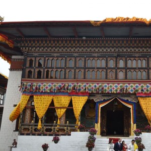 Le prince William, duc de Cambridge, et Kate Catherine Middleton, duchesse de Cambridge, arrivent à la cérémonie de bienvenue au monastère Tashichhodzong à Thimphu, à l'occasion de leur voyage au Bhoutan. Le couple princier sera reçu en audience privée par le roi Jigme Khesar Namgyel Wangchuck et la reine Jetsun Pema. Le 14 avril 2016  14 April 2016. Prince William, Duke of Cambridge and his wife Catherine, Duchess of Cambridge with King Jigme Khesar Namgyel Wangchuck and Queen Jetson Pema at a Buddhist Temple inside the Tashichodzong in Thimphu.14/04/2016 - Thimphu