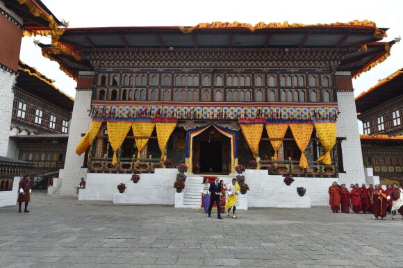 Le prince William, duc de Cambridge, et Kate Catherine Middleton, duchesse de Cambridge, arrivent à la cérémonie de bienvenue au monastère Tashichhodzong à Thimphu, à l'occasion de leur voyage au Bhoutan. Le couple princier sera reçu en audience privée par le roi Jigme Khesar Namgyel Wangchuck et la reine Jetsun Pema. Le 14 avril 2016  14 April 2016. Prince William, Duke of Cambridge and his wife Catherine, Duchess of Cambridge with King Jigme Khesar Namgyel Wangchuck and Queen Jetson Pema at a Buddhist Temple inside the Tashichodzong in Thimphu.14/04/2016 - Thimphu