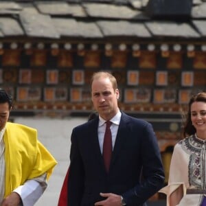 Le prince William, duc de Cambridge, et Kate Catherine Middleton, duchesse de Cambridge, arrivent à la cérémonie de bienvenue au monastère Tashichhodzong à Thimphu, à l'occasion de leur voyage au Bhoutan. Le couple princier sera reçu en audience privée par le roi Jigme Khesar Namgyel Wangchuck et la reine Jetsun Pema. Le 14 avril 2016  14 April 2016. Prince William, Duke of Cambridge and his wife Catherine, Duchess of Cambridge with King Jigme Khesar Namgyel Wangchuck and Queen Jetson Pema at a Buddhist Temple inside the Tashichodzong in Thimphu.14/04/2016 - Thimphu