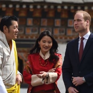 Le prince William, duc de Cambridge, et Kate Catherine Middleton, duchesse de Cambridge, arrivent à la cérémonie de bienvenue au monastère Tashichhodzong à Thimphu, à l'occasion de leur voyage au Bhoutan. Le couple princier sera reçu en audience privée par le roi Jigme Khesar Namgyel Wangchuck et la reine Jetsun Pema. Le 14 avril 2016  14 April 2016. Prince William, Duke of Cambridge and his wife Catherine, Duchess of Cambridge with King Jigme Khesar Namgyel Wangchuck and Queen Jetson Pema at a Buddhist Temple inside the Tashichodzong in Thimphu.14/04/2016 - Thimphu