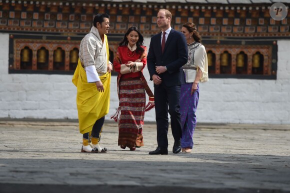 Le prince William, duc de Cambridge, et Kate Catherine Middleton, duchesse de Cambridge, arrivent à la cérémonie de bienvenue au monastère Tashichhodzong à Thimphu, à l'occasion de leur voyage au Bhoutan. Le couple princier sera reçu en audience privée par le roi Jigme Khesar Namgyel Wangchuck et la reine Jetsun Pema. Le 14 avril 2016  14 April 2016. Prince William, Duke of Cambridge and his wife Catherine, Duchess of Cambridge with King Jigme Khesar Namgyel Wangchuck and Queen Jetson Pema at a Buddhist Temple inside the Tashichodzong in Thimphu.14/04/2016 - Thimphu
