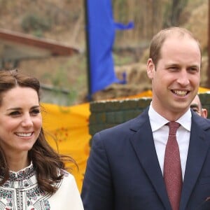 Kate Catherine Middleton, duchesse de Cambridge, s'exerce au tir à l'arc sous l'oeil amusé du prince William, duc de Cambridge, à Thimphou, à l'occasion de leur voyage officiel au Bhoutan. Le 14 avril 2016  The Duke and Duchess of Cambridge take part in a Bhutanese archery demonstration in Thimphu, Bhutan, during day five of the royal tour to India and Bhutan.14/04/2016 - Paro