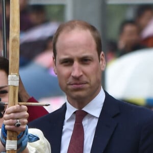 Kate Catherine Middleton, duchesse de Cambridge, s'exerce au tir à l'arc sous l'oeil amusé du prince William, duc de Cambridge, à Thimphou, à l'occasion de leur voyage officiel au Bhoutan. Le 14 avril 2016  14 April 2016. The Duke and Duchess of Cambridge in Bhutan at Thimphu's open-air archery venue after watching a display both of them tried Archery and a Darts Game.14/04/2016 - Thimphu