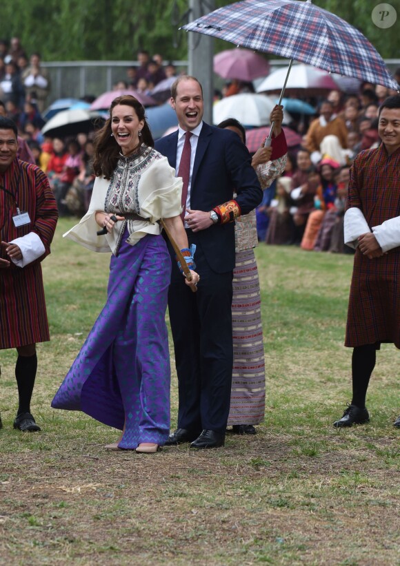 Kate Catherine Middleton, duchesse de Cambridge, s'exerce au tir à l'arc sous l'oeil amusé du prince William, duc de Cambridge, à Thimphou, à l'occasion de leur voyage officiel au Bhoutan. Le 14 avril 2016  14 April 2016. The Duke and Duchess of Cambridge in Bhutan at Thimphu's open-air archery venue after watching a display both of them tried Archery and a Darts Game.14/04/2016 - Thimphu