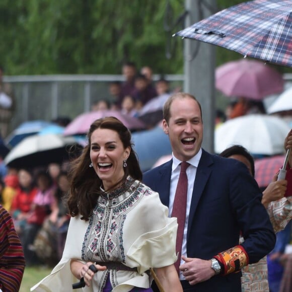 Kate Catherine Middleton, duchesse de Cambridge, s'exerce au tir à l'arc sous l'oeil amusé du prince William, duc de Cambridge, à Thimphou, à l'occasion de leur voyage officiel au Bhoutan. Le 14 avril 2016  14 April 2016. The Duke and Duchess of Cambridge in Bhutan at Thimphu's open-air archery venue after watching a display both of them tried Archery and a Darts Game.14/04/2016 - Thimphu