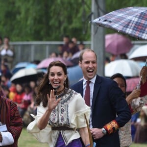 Kate Catherine Middleton, duchesse de Cambridge, s'exerce au tir à l'arc sous l'oeil amusé du prince William, duc de Cambridge, à Thimphou, à l'occasion de leur voyage officiel au Bhoutan. Le 14 avril 2016  14 April 2016. The Duke and Duchess of Cambridge in Bhutan at Thimphu's open-air archery venue after watching a display both of them tried Archery and a Darts Game.14/04/2016 - Thimphu