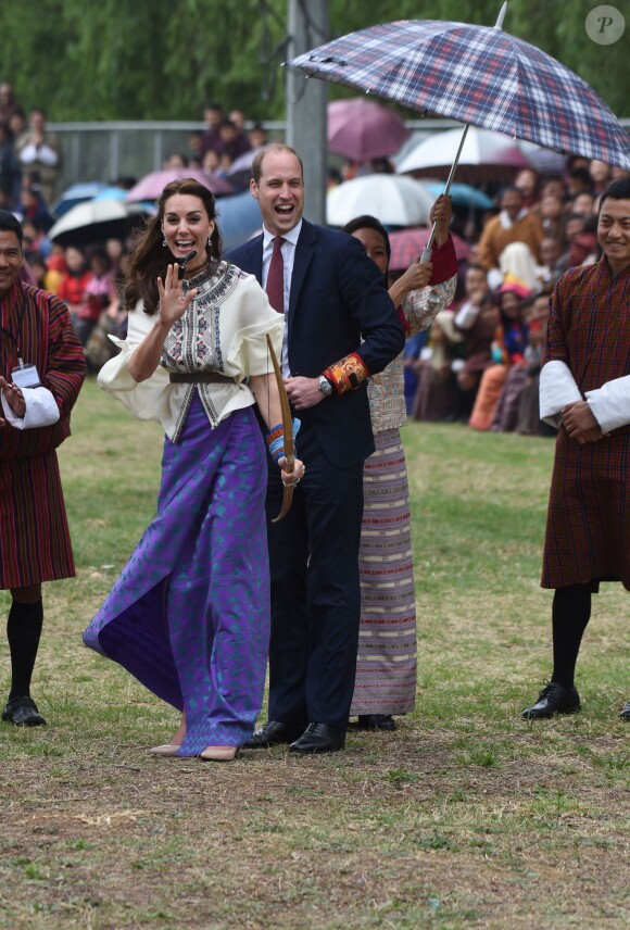 Kate Catherine Middleton, duchesse de Cambridge, s'exerce au tir à l'arc sous l'oeil amusé du prince William, duc de Cambridge, à Thimphou, à l'occasion de leur voyage officiel au Bhoutan. Le 14 avril 2016  14 April 2016. The Duke and Duchess of Cambridge in Bhutan at Thimphu's open-air archery venue after watching a display both of them tried Archery and a Darts Game.14/04/2016 - Thimphu