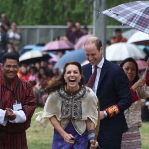 Kate Catherine Middleton, duchesse de Cambridge, s'exerce au tir à l'arc sous l'oeil amusé du prince William, duc de Cambridge, à Thimphou, à l'occasion de leur voyage officiel au Bhoutan. Le 14 avril 2016  14 April 2016. The Duke and Duchess of Cambridge in Bhutan at Thimphu's open-air archery venue after watching a display both of them tried Archery and a Darts Game.14/04/2016 - Thimphu