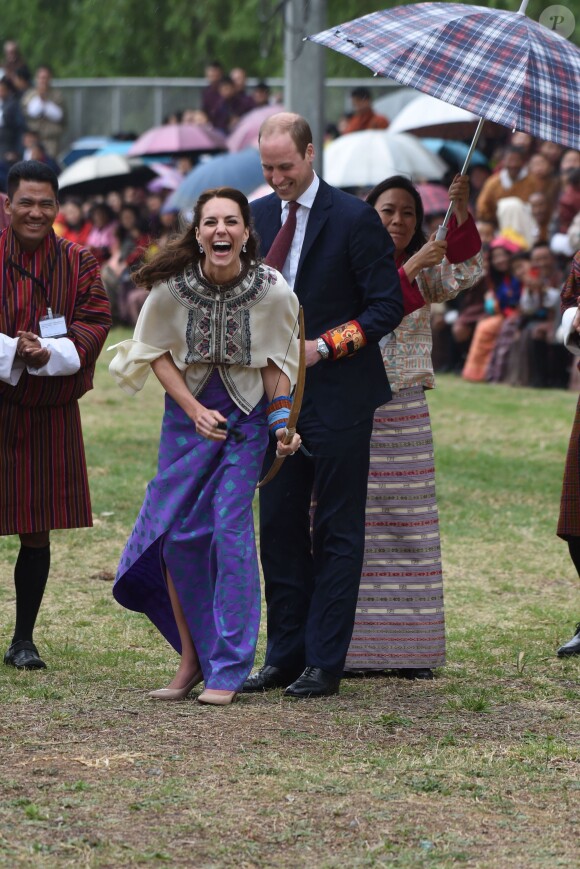 Kate Catherine Middleton, duchesse de Cambridge, s'exerce au tir à l'arc sous l'oeil amusé du prince William, duc de Cambridge, à Thimphou, à l'occasion de leur voyage officiel au Bhoutan. Le 14 avril 2016  14 April 2016. The Duke and Duchess of Cambridge in Bhutan at Thimphu's open-air archery venue after watching a display both of them tried Archery and a Darts Game.14/04/2016 - Thimphu