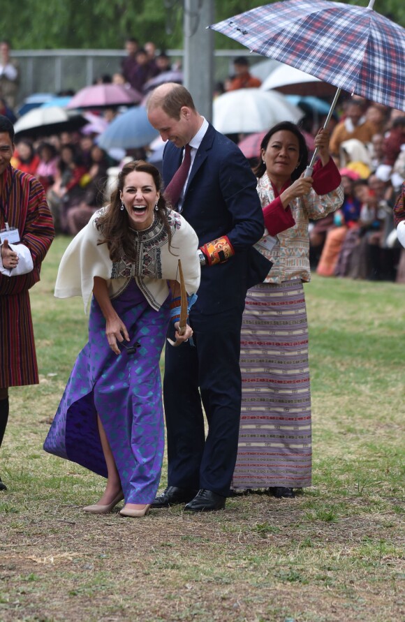 Kate Catherine Middleton, duchesse de Cambridge, s'exerce au tir à l'arc sous l'oeil amusé du prince William, duc de Cambridge, à Thimphou, à l'occasion de leur voyage officiel au Bhoutan. Le 14 avril 2016  14 April 2016. The Duke and Duchess of Cambridge in Bhutan at Thimphu's open-air archery venue after watching a display both of them tried Archery and a Darts Game.14/04/2016 - Thimphu