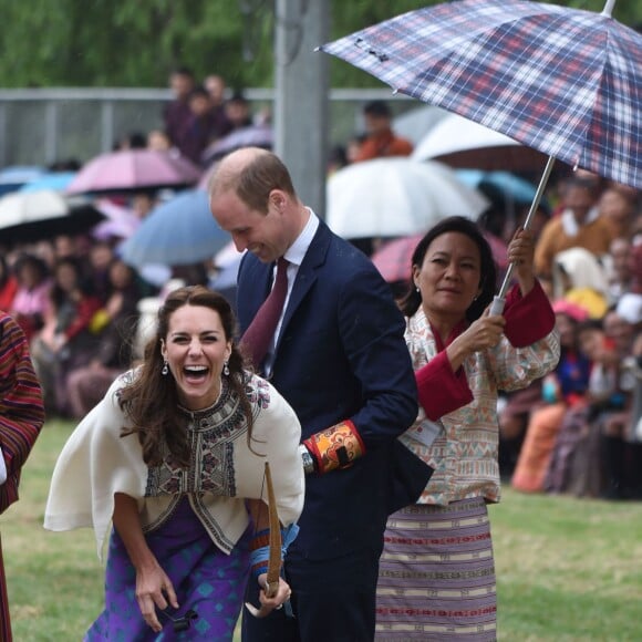 Kate Catherine Middleton, duchesse de Cambridge, s'exerce au tir à l'arc sous l'oeil amusé du prince William, duc de Cambridge, à Thimphou, à l'occasion de leur voyage officiel au Bhoutan. Le 14 avril 2016  14 April 2016. The Duke and Duchess of Cambridge in Bhutan at Thimphu's open-air archery venue after watching a display both of them tried Archery and a Darts Game.14/04/2016 - Thimphu