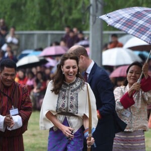 Kate Catherine Middleton, duchesse de Cambridge, s'exerce au tir à l'arc sous l'oeil amusé du prince William, duc de Cambridge, à Thimphou, à l'occasion de leur voyage officiel au Bhoutan. Le 14 avril 2016  14 April 2016. The Duke and Duchess of Cambridge in Bhutan at Thimphu's open-air archery venue after watching a display both of them tried Archery and a Darts Game.14/04/2016 - Thimphu