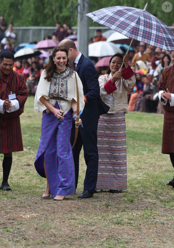 Kate Catherine Middleton, duchesse de Cambridge, s'exerce au tir à l'arc sous l'oeil amusé du prince William, duc de Cambridge, à Thimphou, à l'occasion de leur voyage officiel au Bhoutan. Le 14 avril 2016  14 April 2016. The Duke and Duchess of Cambridge in Bhutan at Thimphu's open-air archery venue after watching a display both of them tried Archery and a Darts Game.14/04/2016 - Thimphu