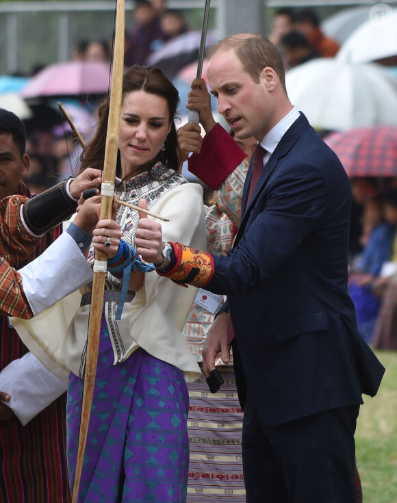 Kate Catherine Middleton, duchesse de Cambridge, s'exerce au tir à l'arc sous l'oeil amusé du prince William, duc de Cambridge, à Thimphou, à l'occasion de leur voyage officiel au Bhoutan. Le 14 avril 2016  14 April 2016. The Duke and Duchess of Cambridge in Bhutan at Thimphu's open-air archery venue after watching a display both of them tried Archery and a Darts Game.14/04/2016 - Thimphu
