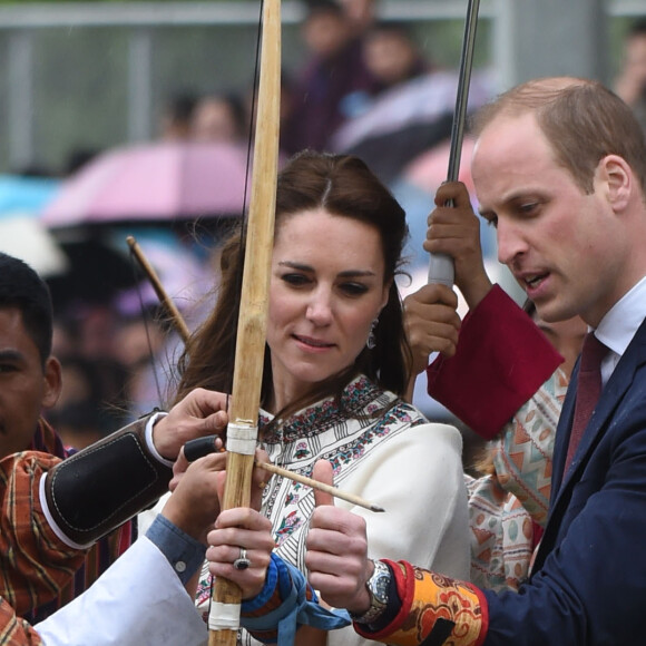 Kate Catherine Middleton, duchesse de Cambridge, s'exerce au tir à l'arc sous l'oeil amusé du prince William, duc de Cambridge, à Thimphou, à l'occasion de leur voyage officiel au Bhoutan. Le 14 avril 2016  14 April 2016. The Duke and Duchess of Cambridge in Bhutan at Thimphu's open-air archery venue after watching a display both of them tried Archery and a Darts Game.14/04/2016 - Thimphu