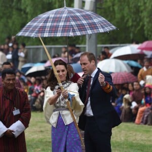 Kate Catherine Middleton, duchesse de Cambridge, s'exerce au tir à l'arc sous l'oeil amusé du prince William, duc de Cambridge, à Thimphou, à l'occasion de leur voyage officiel au Bhoutan. Le 14 avril 2016  14 April 2016. The Duke and Duchess of Cambridge in Bhutan at Thimphu's open-air archery venue after watching a display both of them tried Archery and a Darts Game.14/04/2016 - Thimphu