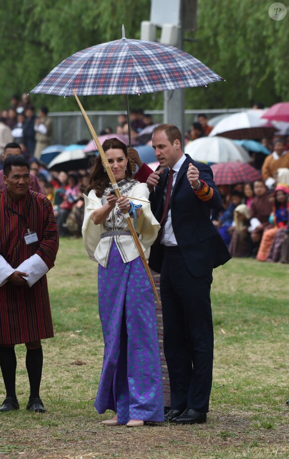 Kate Catherine Middleton, duchesse de Cambridge, s'exerce au tir à l'arc sous l'oeil amusé du prince William, duc de Cambridge, à Thimphou, à l'occasion de leur voyage officiel au Bhoutan. Le 14 avril 2016  14 April 2016. The Duke and Duchess of Cambridge in Bhutan at Thimphu's open-air archery venue after watching a display both of them tried Archery and a Darts Game.14/04/2016 - Thimphu