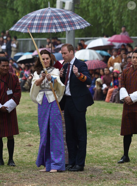 Kate Catherine Middleton, duchesse de Cambridge, s'exerce au tir à l'arc sous l'oeil amusé du prince William, duc de Cambridge, à Thimphou, à l'occasion de leur voyage officiel au Bhoutan. Le 14 avril 2016  14 April 2016. The Duke and Duchess of Cambridge in Bhutan at Thimphu's open-air archery venue after watching a display both of them tried Archery and a Darts Game.14/04/2016 - Thimphu