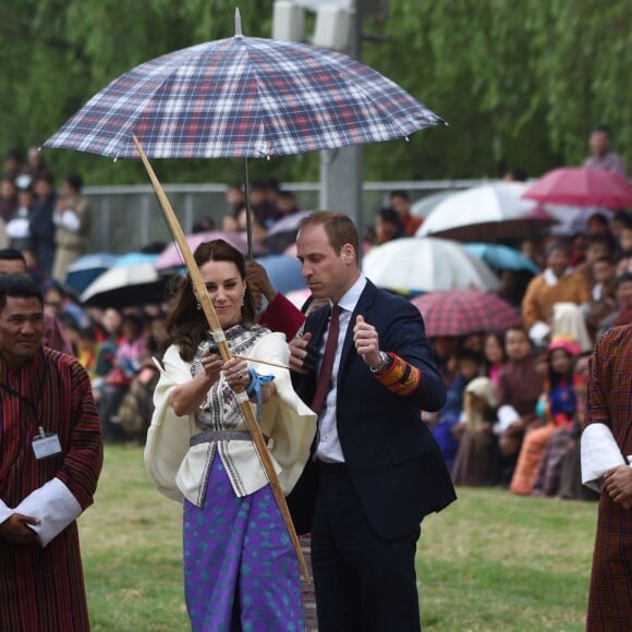 Kate Catherine Middleton, duchesse de Cambridge, s'exerce au tir à l'arc sous l'oeil amusé du prince William, duc de Cambridge, à Thimphou, à l'occasion de leur voyage officiel au Bhoutan. Le 14 avril 2016  14 April 2016. The Duke and Duchess of Cambridge in Bhutan at Thimphu's open-air archery venue after watching a display both of them tried Archery and a Darts Game.14/04/2016 - Thimphu