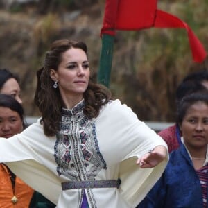 Kate Catherine Middleton, duchesse de Cambridge, s'exerce au tir à l'arc sous l'oeil amusé du prince William, duc de Cambridge, à Thimphou, à l'occasion de leur voyage officiel au Bhoutan. Le 14 avril 2016  14 April 2016. The Duke and Duchess of Cambridge in Bhutan at Thimphu's open-air archery venue after watching a display both of them tried Archery and a Darts Game.14/04/2016 - Thimphu