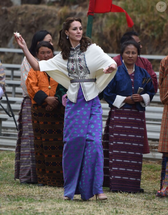 Kate Catherine Middleton, duchesse de Cambridge, s'exerce au tir à l'arc sous l'oeil amusé du prince William, duc de Cambridge, à Thimphou, à l'occasion de leur voyage officiel au Bhoutan. Le 14 avril 2016  14 April 2016. The Duke and Duchess of Cambridge in Bhutan at Thimphu's open-air archery venue after watching a display both of them tried Archery and a Darts Game.14/04/2016 - Thimphu