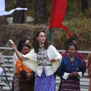 Kate Catherine Middleton, duchesse de Cambridge, s'exerce au tir à l'arc sous l'oeil amusé du prince William, duc de Cambridge, à Thimphou, à l'occasion de leur voyage officiel au Bhoutan. Le 14 avril 2016  14 April 2016. The Duke and Duchess of Cambridge in Bhutan at Thimphu's open-air archery venue after watching a display both of them tried Archery and a Darts Game.14/04/2016 - Thimphu