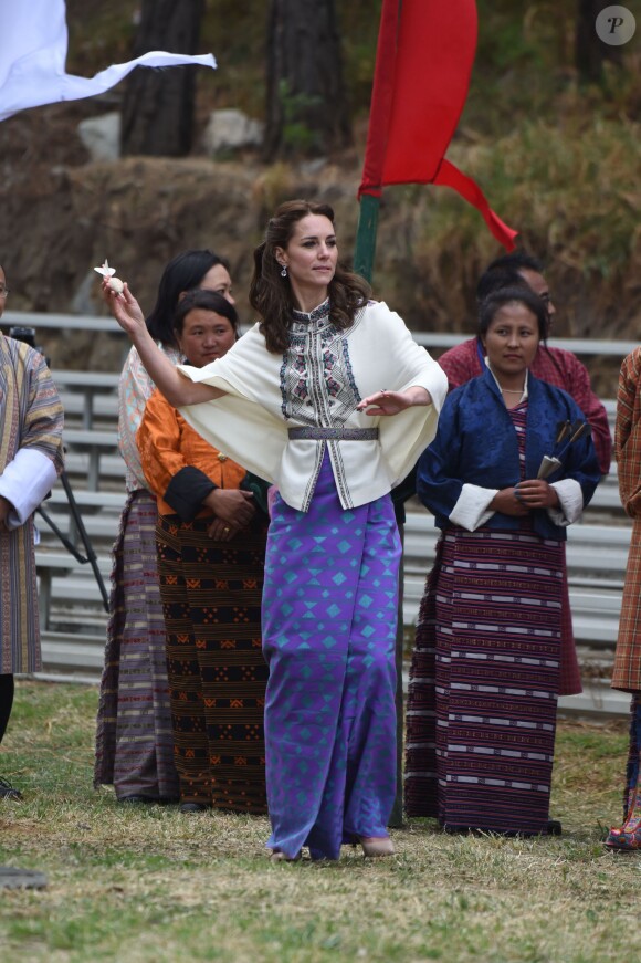 Kate Catherine Middleton, duchesse de Cambridge, s'exerce au tir à l'arc sous l'oeil amusé du prince William, duc de Cambridge, à Thimphou, à l'occasion de leur voyage officiel au Bhoutan. Le 14 avril 2016  14 April 2016. The Duke and Duchess of Cambridge in Bhutan at Thimphu's open-air archery venue after watching a display both of them tried Archery and a Darts Game.14/04/2016 - Thimphu