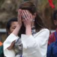 Kate Middleton, duchesse de Cambridge, catastrophée par sa maladresse lors d'un festival de tir à l'arc à Timphu durant son voyage officiel au Bhoutan avec William, le 14 avril 2016