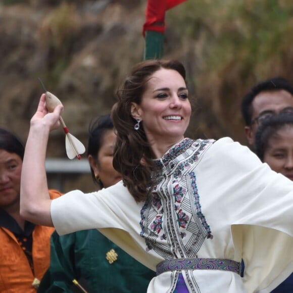 Kate Catherine Middleton, duchesse de Cambridge, s'exerce au tir à l'arc sous l'oeil amusé du prince William, duc de Cambridge, à Thimphou, à l'occasion de leur voyage officiel au Bhoutan. Le 14 avril 2016  14 April 2016. The Duke and Duchess of Cambridge in Bhutan at Thimphu's open-air archery venue after watching a display both of them tried Archery and a Darts Game.14/04/2016 - Thimphu